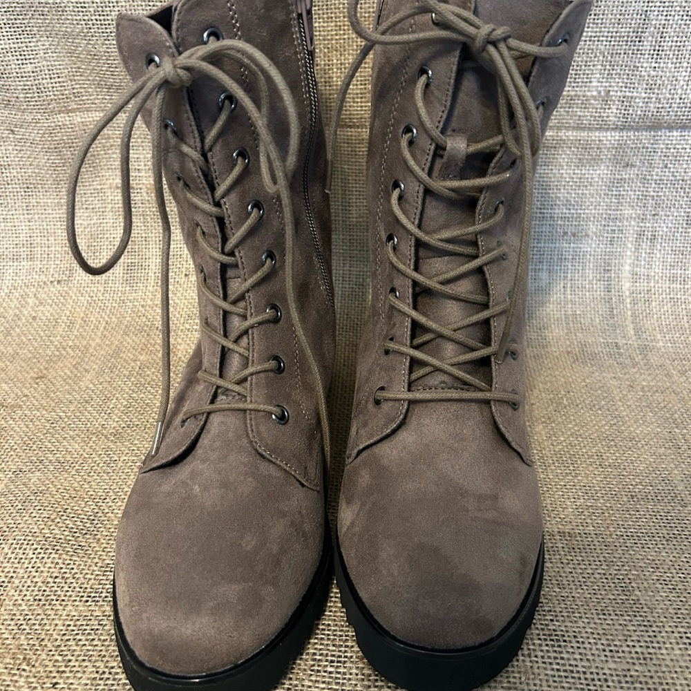 Comfortview Taupe Lace-Up Combat Boots